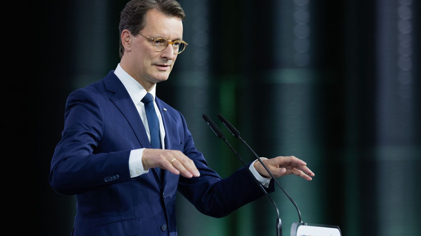 NRW-Ministerpräsident Wüst fordert Offenheit für KI. Foto: Rolf Vennenbernd/dpa