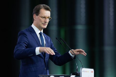 NRW-Ministerpräsident Wüst fordert Offenheit für KI. Foto: Rolf Vennenbernd/dpa