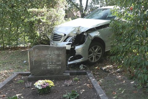 Infolge eines Ausweichmanövers durchbrach das Auto die Hecke eines Friedhofs. Foto: -/Nord-West-Media TV/dpa