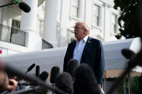 Trump spricht zu Reportern vor dem Weißen Haus
