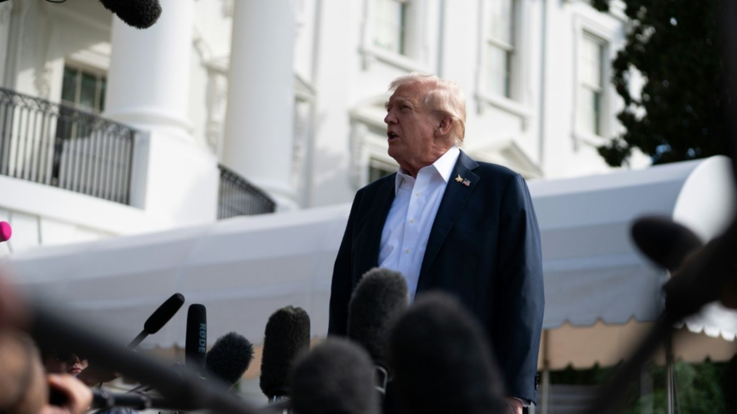 Trump spricht zu Reportern vor dem Weißen Haus