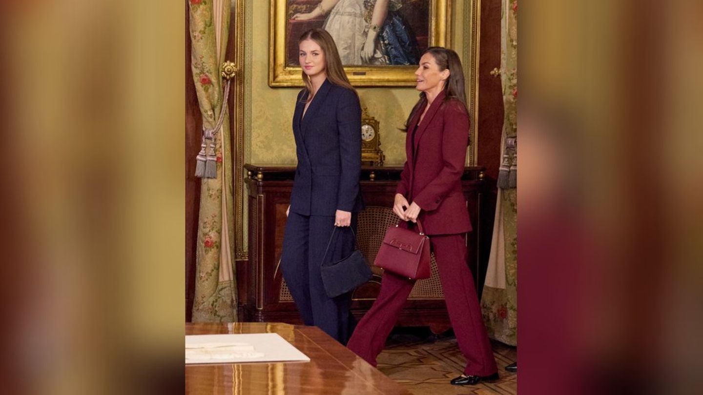 Leonor (li.) und ihre Mutter Königin Letizia in Pamplona.