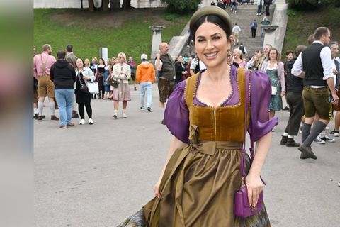 Viktoria Lauterbach hat für ihren Wiesn-Besuch zum Dirndl ein natürliches Make-up gewählt und liegt damit voll im Trend.