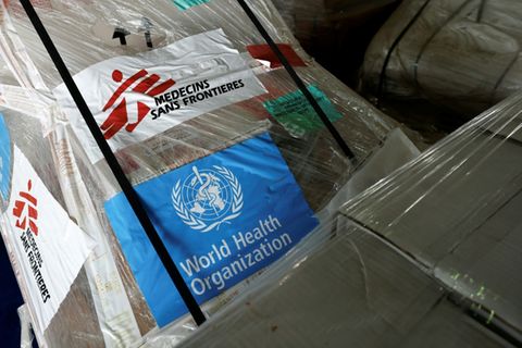 Hilfslieferung mit Logo von Ärzte ohne Grenzen und WHO