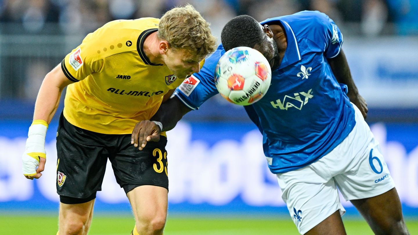 Im Kopfballduell: Christoph Daferner von Dynamo Dresden (l) und Darmstadts Patric Pfeiffer. Foto: Uwe Anspach/dpa