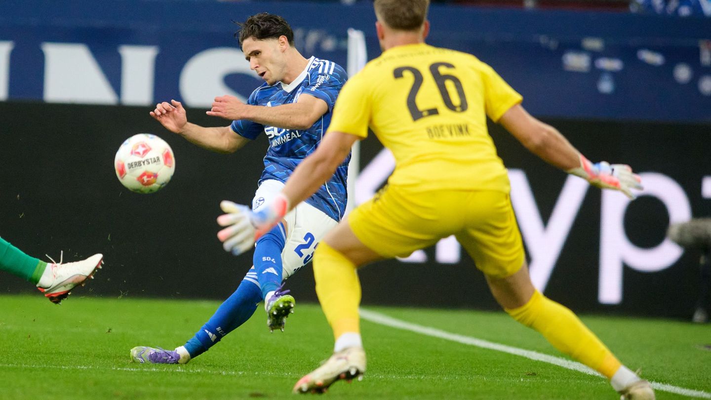 Der starke Schalker El-Faouzi scheitert knapp. Foto: Bernd Thissen/dpa