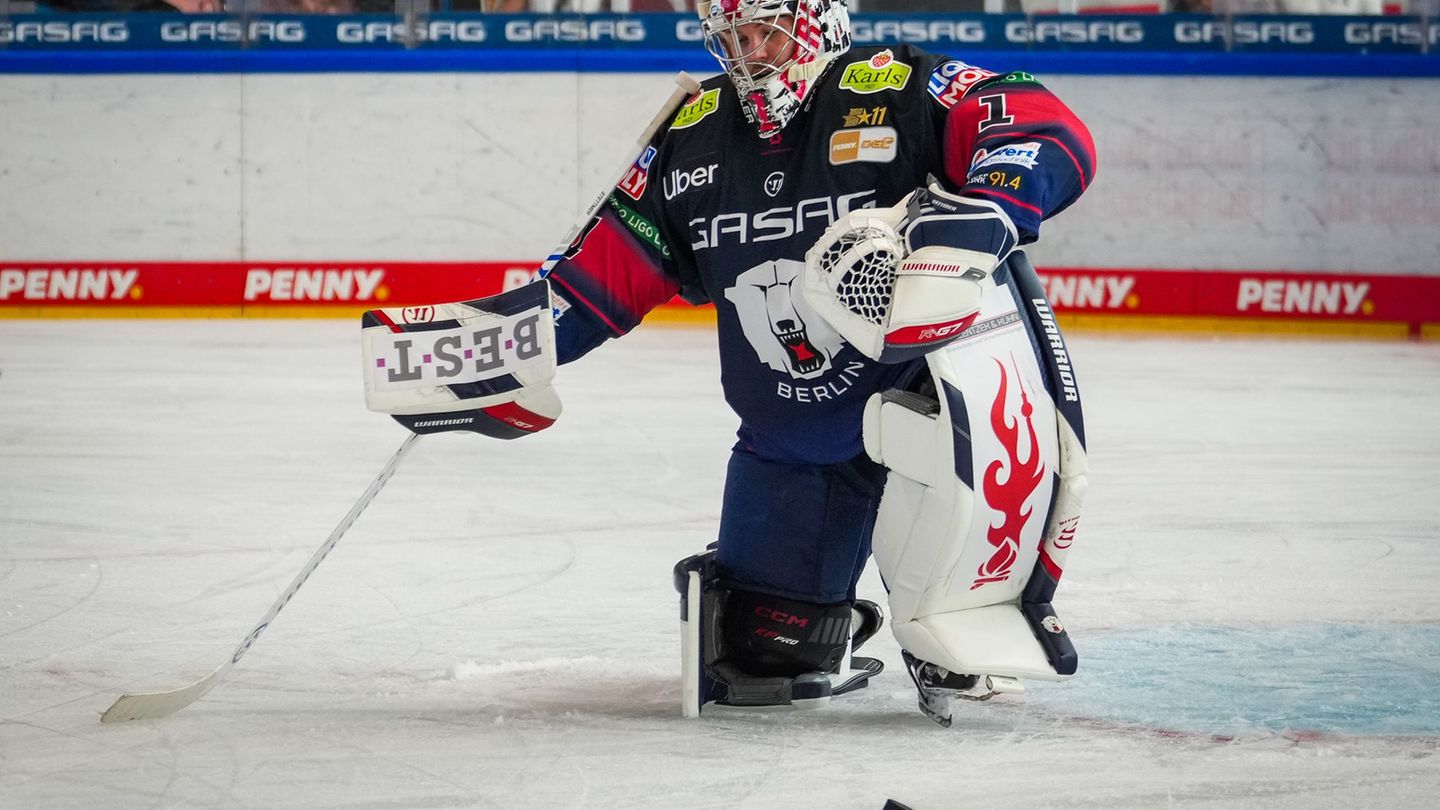 Torhüter Jonas Stettmer musste mit den Eisbären Berlin eine Heimniederlage gegen Straubing hinnehmen. Foto: Soeren Stache/dpa