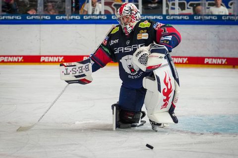 Torhüter Jonas Stettmer musste mit den Eisbären Berlin eine Heimniederlage gegen Straubing hinnehmen. Foto: Soeren Stache/dpa
