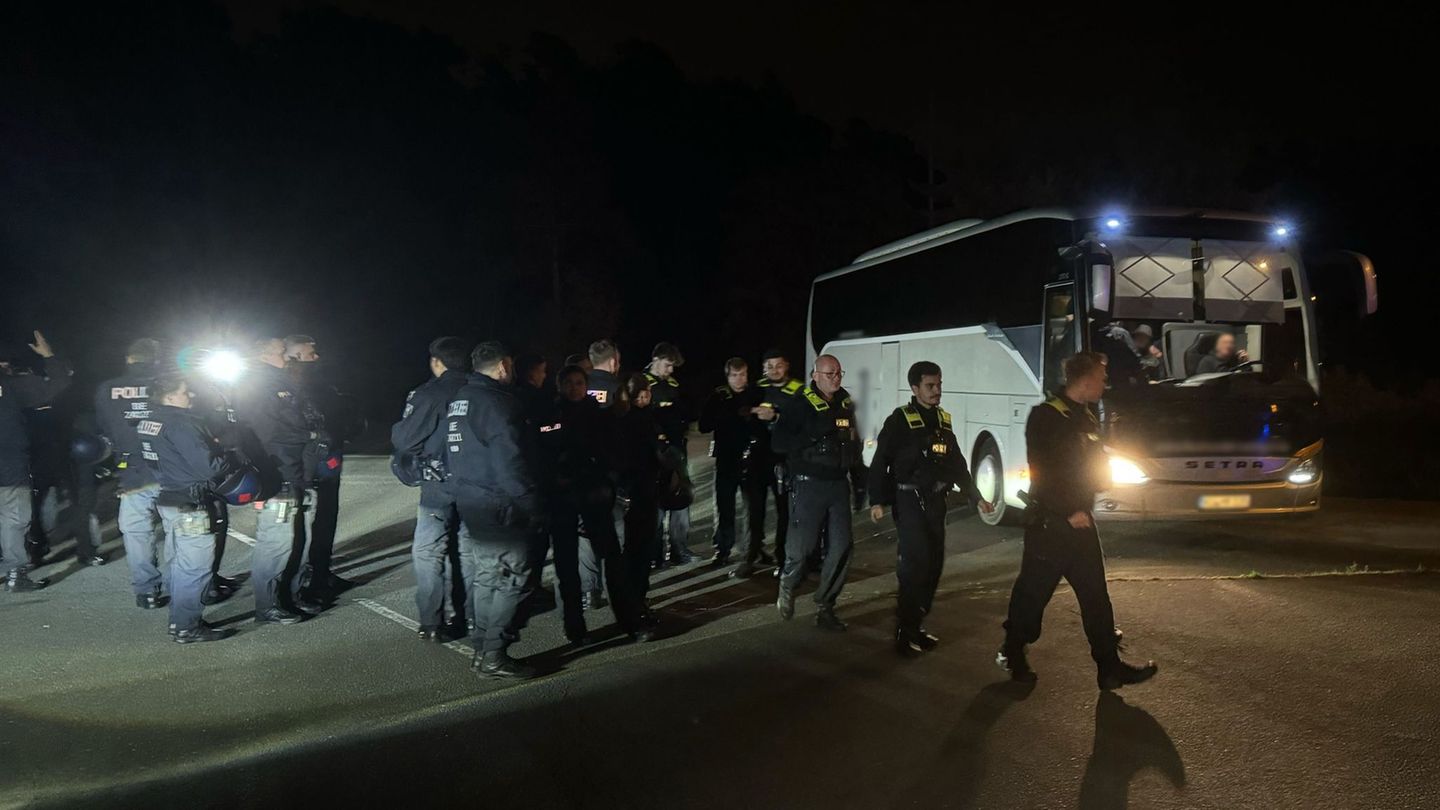 Einsatz auf dem Gelände der ehemaligen Raststätte Dreilinden: Die Polizei hatte die Fans kontrolliert. Foto: Sven Kaeuler/dpa
