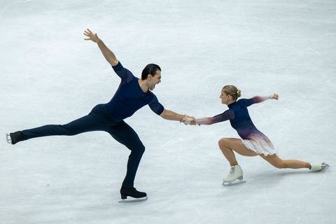 Minerva Hase (r) und Nikita Volodin feierten einen Traum-Einstand in die Olympia-Saison. Foto: Peter Kneffel/dpa
