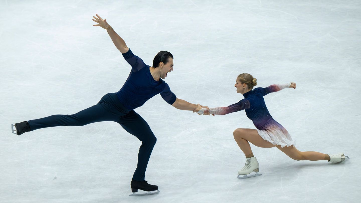 Minerva Hase (r) und Nikita Volodin feierten einen Traum-Einstand in die Olympia-Saison. Foto: Peter Kneffel/dpa
