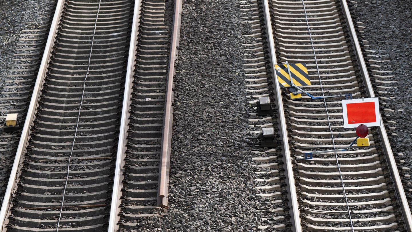 Wegen einer beschädigten Oberleitung war der Zugverkehr in Stendal am Montag zeitweise unterbrochen. (Symbolbild) Foto: Sebastia