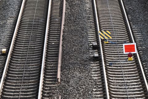 Wegen einer beschädigten Oberleitung war der Zugverkehr in Stendal am Montag zeitweise unterbrochen. (Symbolbild) Foto: Sebastia