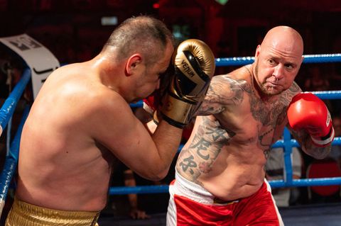 Die Amateurboxer Daniel Bertz (r) gewinnt für Thüringen gegen Hasan Arli für Nürnberg bei dem Show-Boxkampf. Foto: Michael Reich