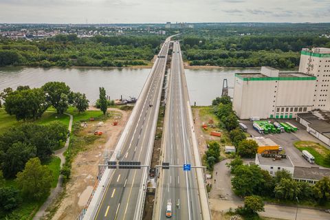 "Der rasche Ausbau von Straßen und Schienen zeigt den Menschen am unmittelbarsten, dass sich etwas zum Guten ändert", sagte Rhei