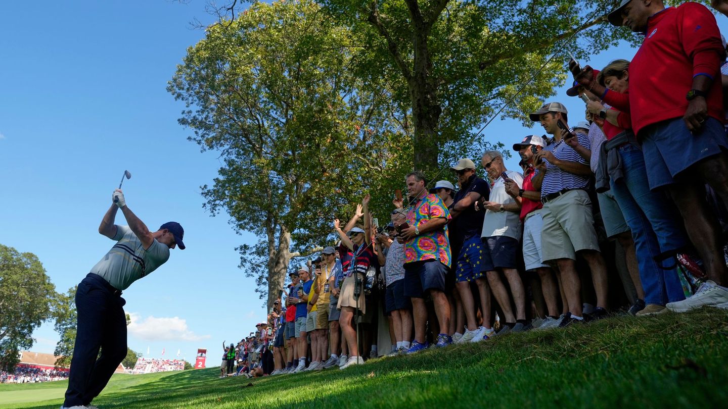 Rory McIlroy sorgt zum Auftakt des Ryder Cups für Aufsehen. Foto: Robert Bukaty/AP/dpa