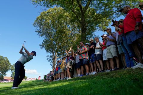 Rory McIlroy sorgt zum Auftakt des Ryder Cups für Aufsehen. Foto: Robert Bukaty/AP/dpa