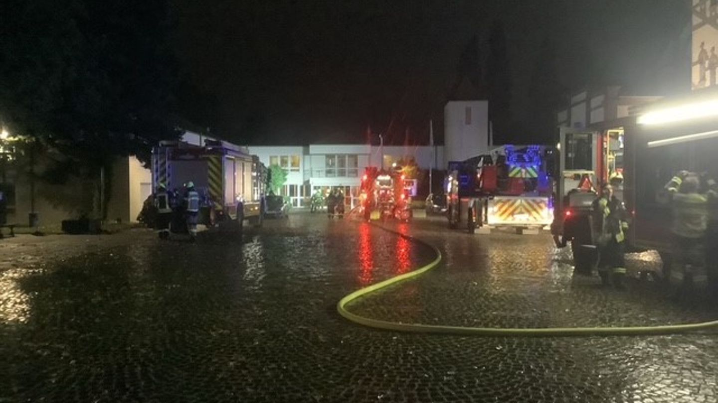 Bei einem Brand in einem Pflegeheim in Gelsenkirchen stirbt ein Mensch. Foto: Feuerwehr Gelsenkirchen/dpa