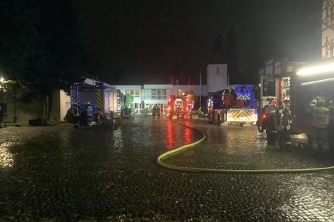Bei einem Brand in einem Pflegeheim in Gelsenkirchen stirbt ein Mensch. Foto: Feuerwehr Gelsenkirchen/dpa
