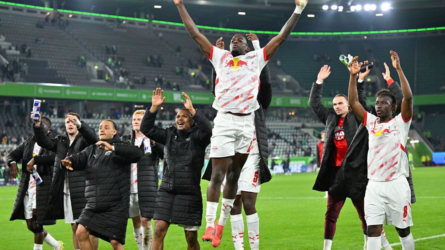 So wie zum Ende der vergangenen Saison will RB Leipzig auch diesmal in Wolfsburg jubeln. (Archivbild) Foto: Swen Pförtner/dpa