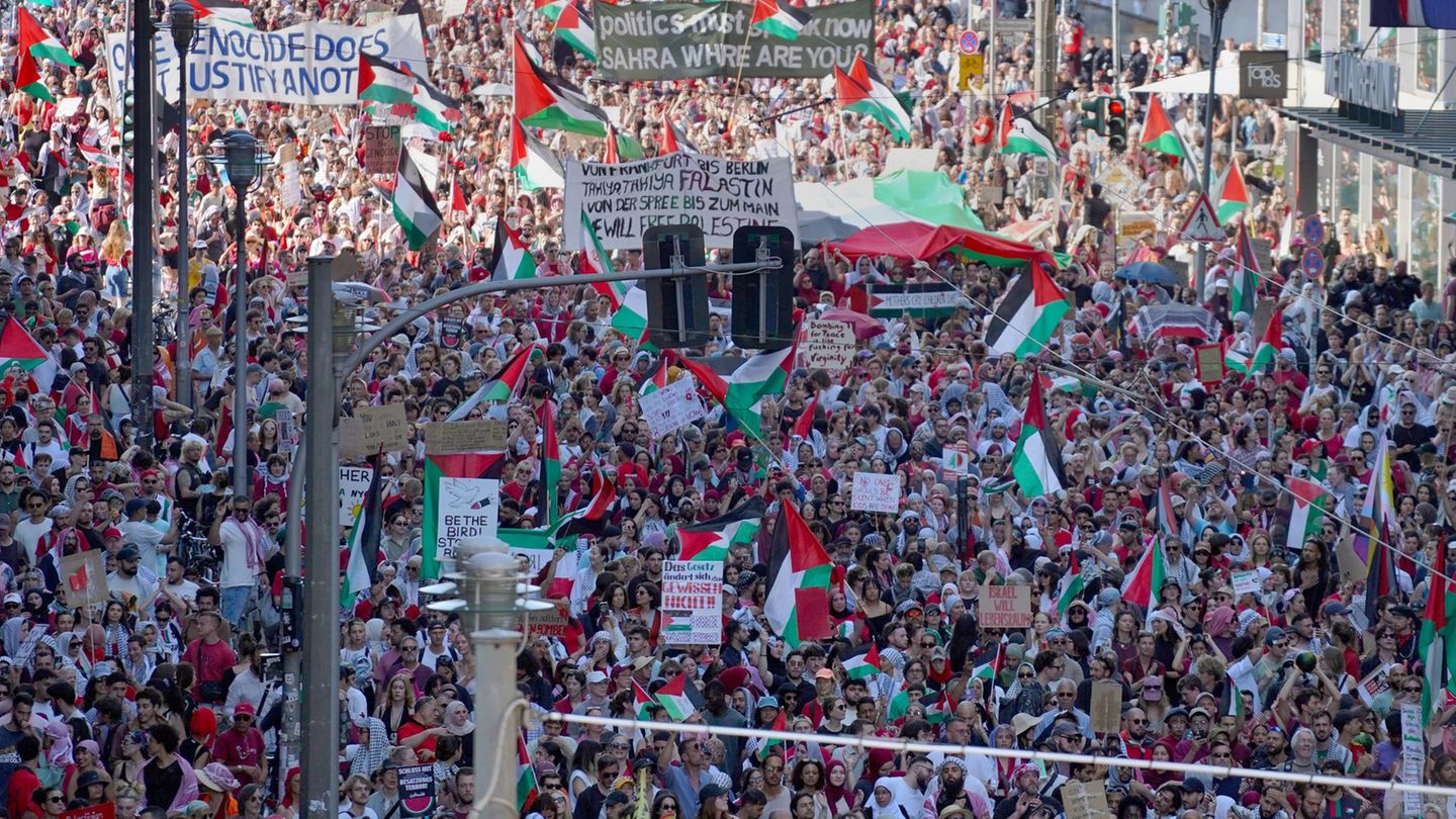 Auch im Juni gab es eine große Gaza-Demo in Berlin. Am Samstag erwarten die Veranstalter zu einer Kundgebung Zehntausende. (Arch