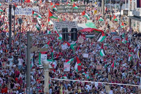 Auch im Juni gab es eine große Gaza-Demo in Berlin. Am Samstag erwarten die Veranstalter zu einer Kundgebung Zehntausende. (Arch