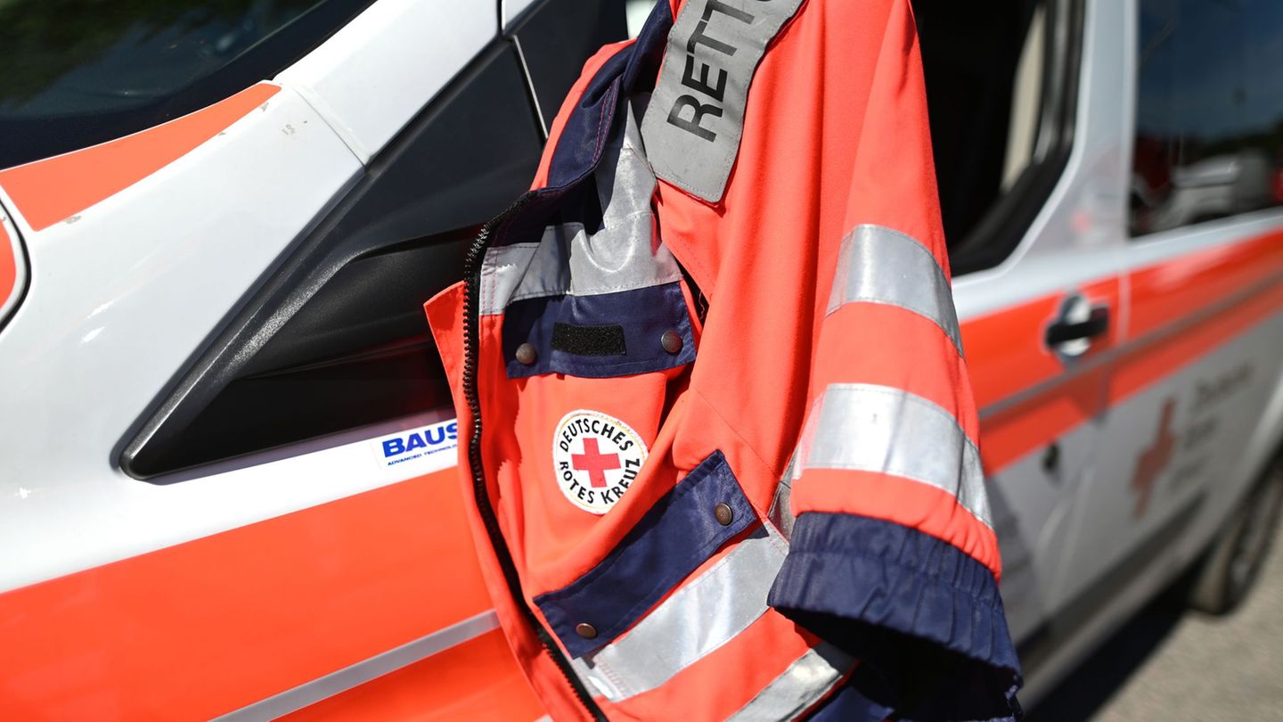 Sanitäter bringen den Mann mit schweren Verletzungen in ein Krankenhaus. (Symbolbild) Foto: Patrick Seeger/dpa