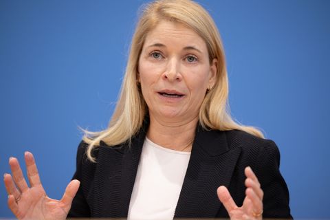 Evelyn Palla leitete bisher die Bahnsparte DB Regio - und wird nun Chefin der Deutschen Bahn als erste Frau in der Konzerngeschi