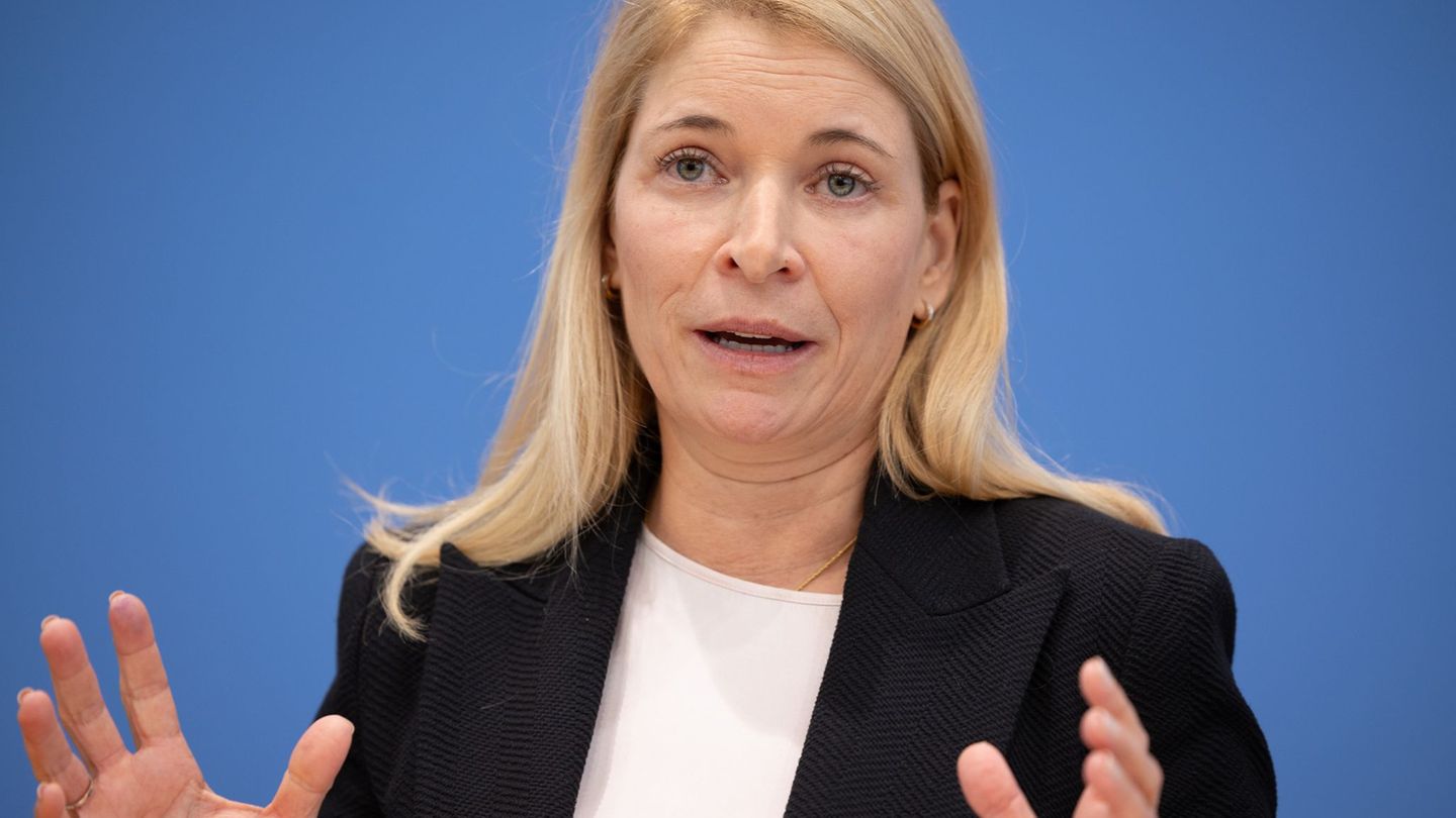 Society: Glass cliff – why women are more likely to become bosses in crisis