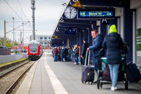 Wegen Bauarbeiten ist Norddeich Mole in den kommenden Wochen nicht per Zug zu erreichen. (Archivbild) Foto: Sina Schuldt/dpa