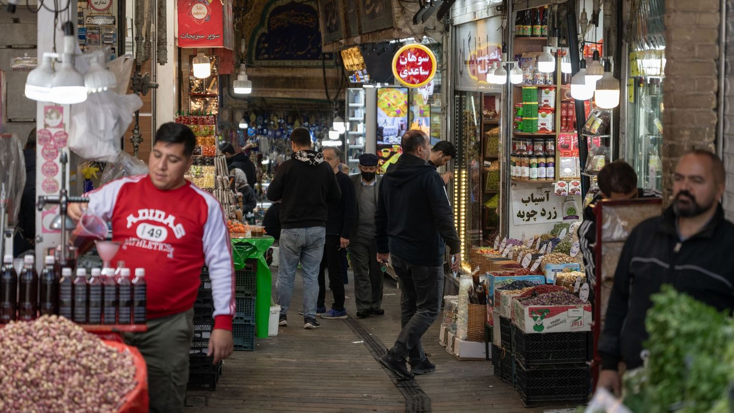 Nuclear dispute: What does the reactivation of the UN sanctions mean for Iran?