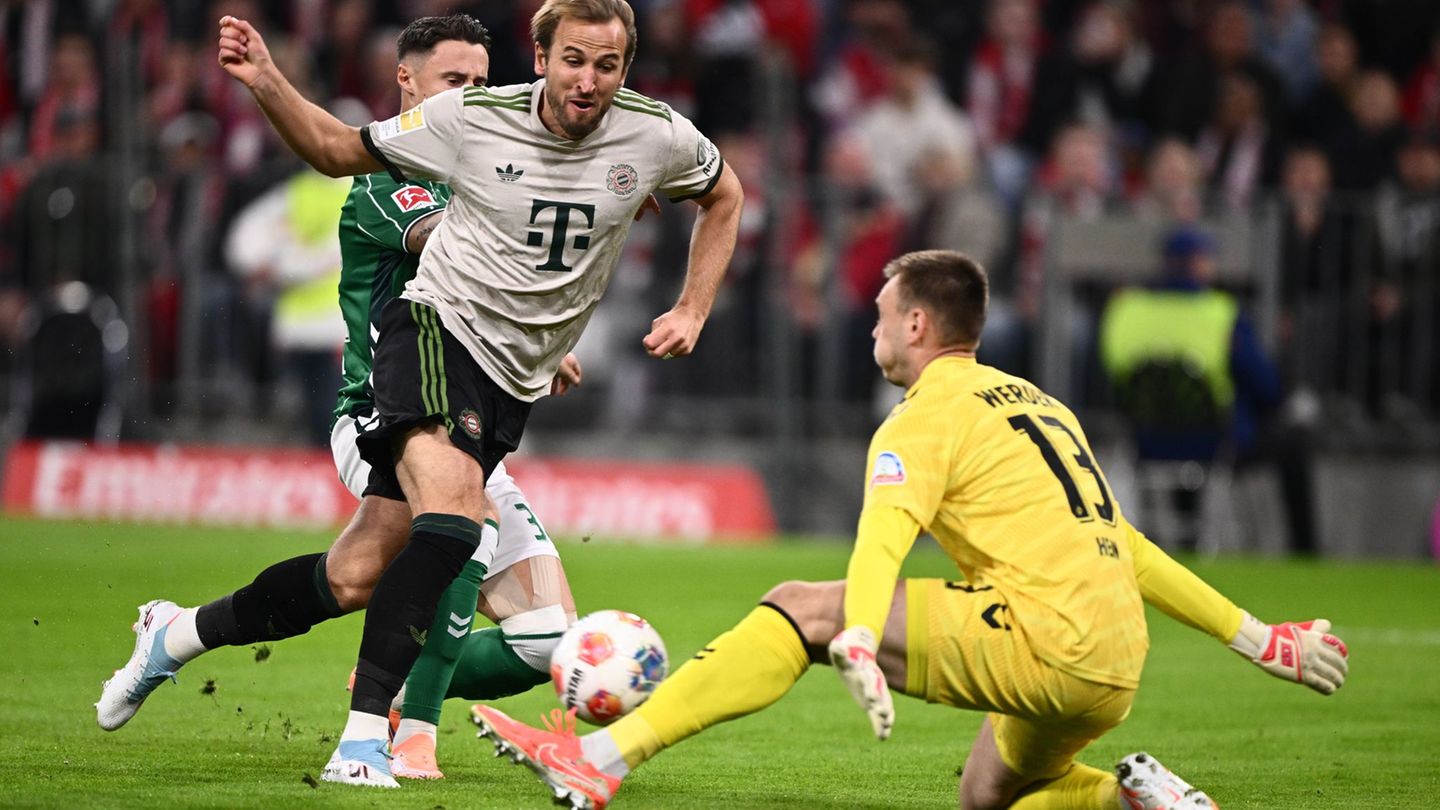 Karl Hein stand immer wieder im Brennpunkt, hier hält er einen Schuss von Harry Kane. Foto: Harry Langer/dpa