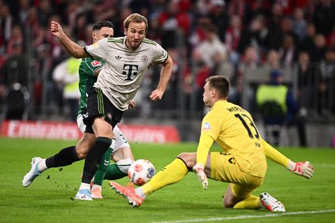 Karl Hein stand immer wieder im Brennpunkt, hier hält er einen Schuss von Harry Kane. Foto: Harry Langer/dpa