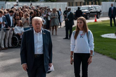 US-Präsident Donald Trump und seine Enkelin Kai vor dem Weißen Haus