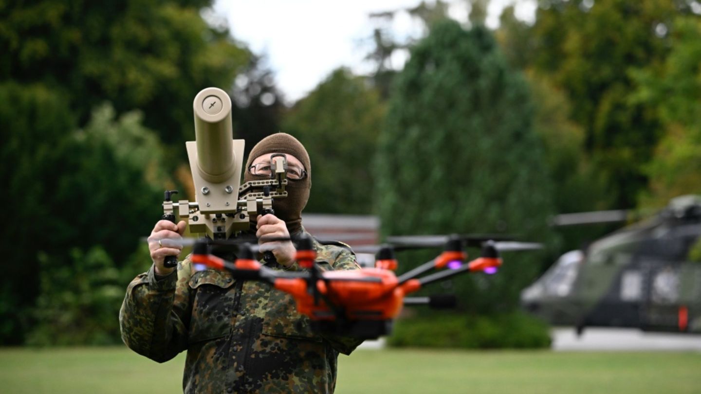 Bundeswehrsoldat mit HP 47 Störsender zur Drohnenabwehr