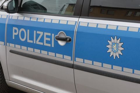 Polizeieinsatz am Freitagabend bei Gotha (Symbolbild). Foto: Bodo Schackow/dpa