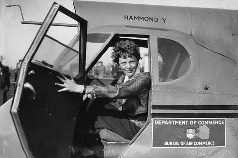 Amelia Earhart im Flugzeug