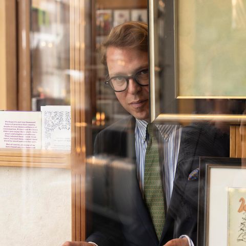 Robert Eberhardt schaut durch das Fenster seiner Buchhandlung