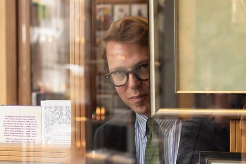 Robert Eberhardt schaut durch das Fenster seiner Buchhandlung