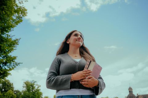 Die Influencerin Mallak Mdayhle ist auf TikTok als @endlessbookworld unterwegs und ihre Videos in denen sie Bücher empfiiehlt erreichen mehrere Millionen Aufrufe