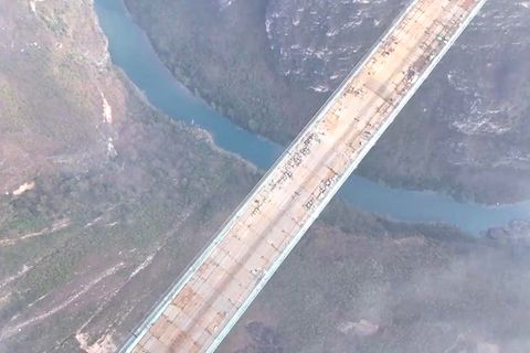 China: Höchste Brücke der Welt kurz vor der Fertigstellung