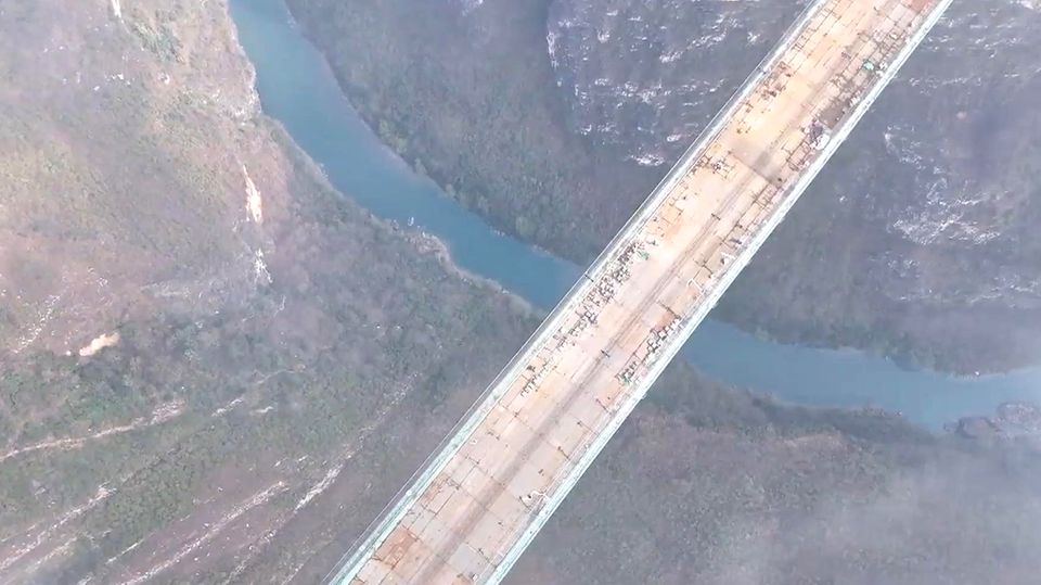 China: Höchste Brücke der Welt kurz vor der Fertigstellung