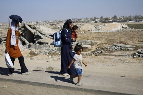 Frauen auf der Flucht aus Gaza-Stadt