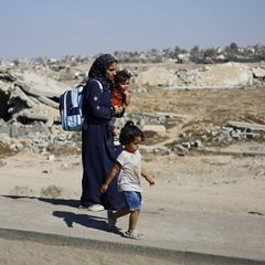 Frauen auf der Flucht aus Gaza-Stadt