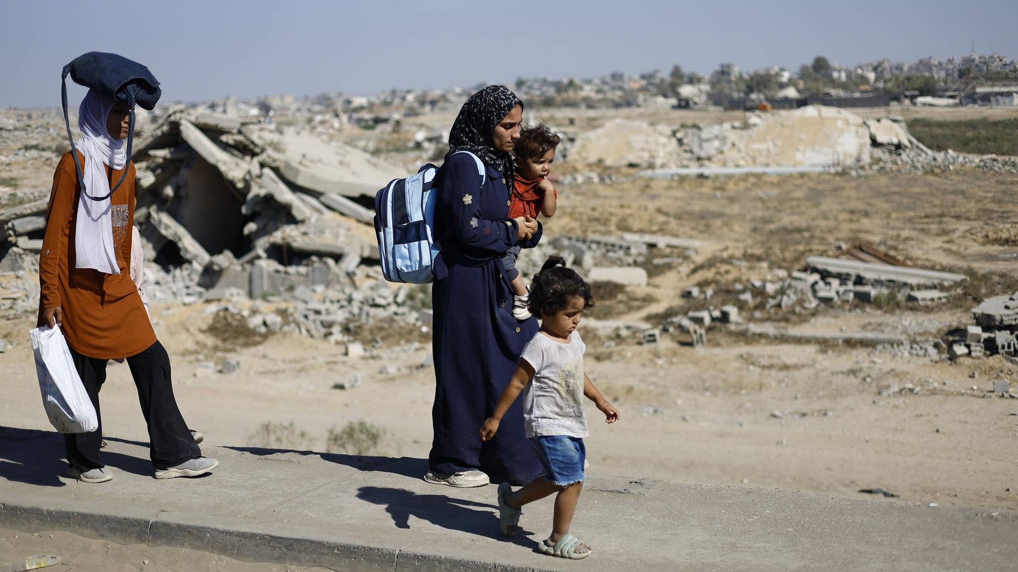 Frauen auf der Flucht aus Gaza-Stadt