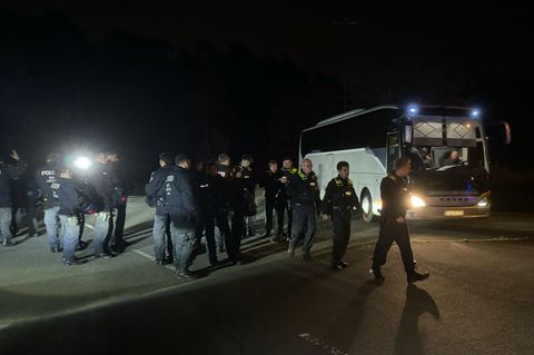 Bei der Kontrolle von Fußballfans auf der ehemaligen Raststätte Berlin-Dreilinden ist ein Polizist aus Brandenburg bei einem Übe