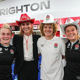 Vip News: Prinzessin Kate posiert mit Rugby-Spielerinnen und Cowboyhut