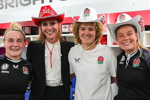 Vip News: Prinzessin Kate posiert mit Rugby-Spielerinnen und Cowboyhut