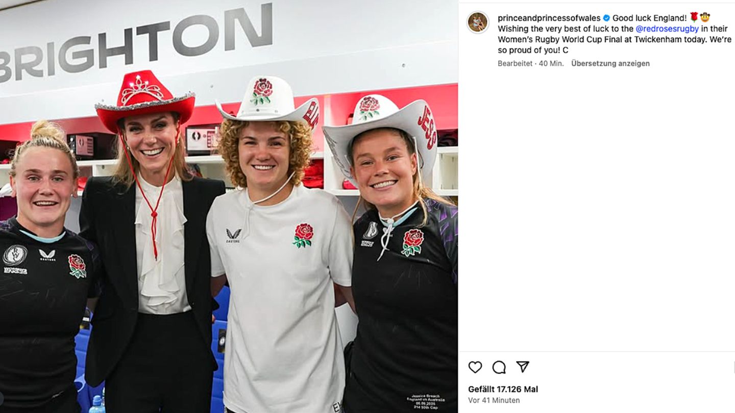 VIP News: Princess Kate poses with rugby players and cowboy hat