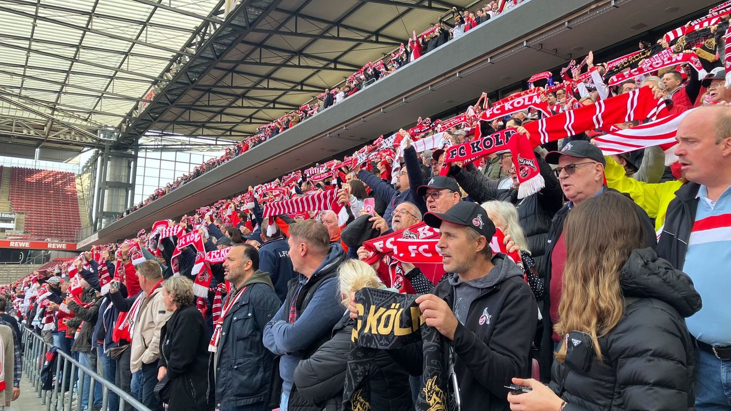 Fans bei der Mitgliederversammlung des 1. FC Köln im Stadion. Foto: Jana Glose/dpa
